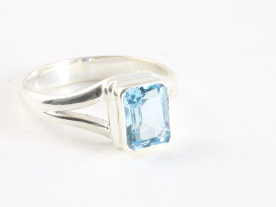 Hoogglans zilveren ring met blauwe topaas afbeelding 1