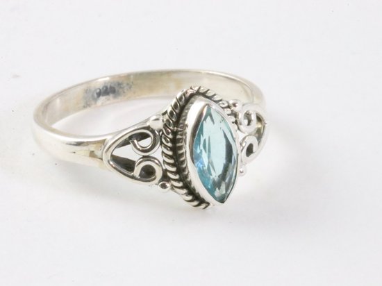 Fijne bewerkte zilveren ring met blauwe topaas afbeelding 1