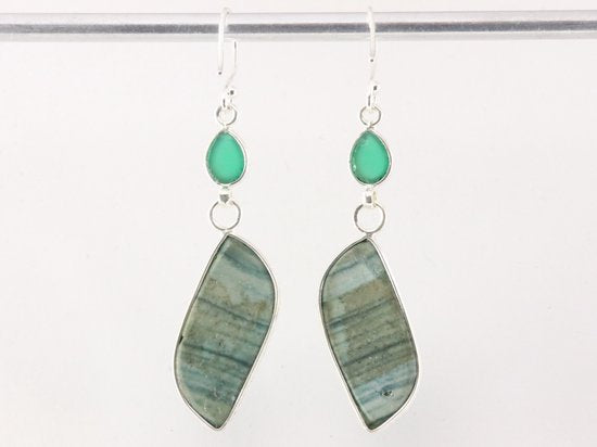 Lange zilveren oorbellen met groene opaal en chalcedoon afbeelding 3