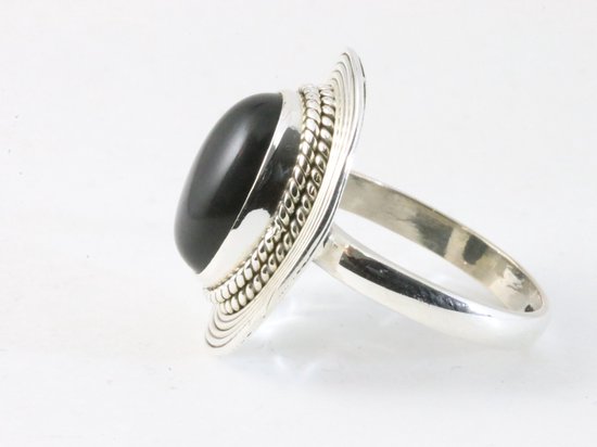 Bewerkte ovale zilveren ring met onyx afbeelding 2