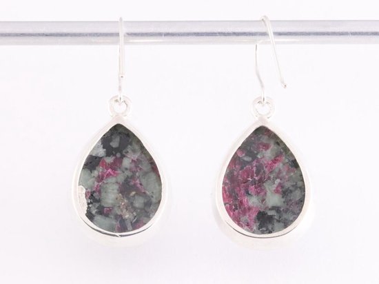 Druppelvormige zilveren oorbellen met eudialiet afbeelding 3