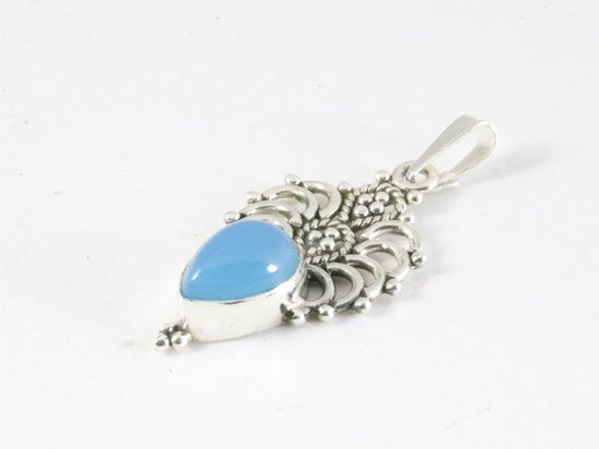Fijne opengewerkte zilveren hanger met blauwe chalcedoon aan ketting afbeelding 2