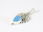Fijne opengewerkte zilveren hanger met blauwe chalcedoon aan ketting afbeelding 2