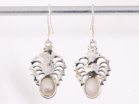 Opengewerkte zilveren oorbellen met zoetwater parel afbeelding 3