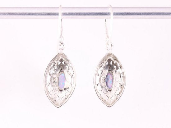 Traditionele bewerkte zilveren oorbellen met Australische opaal afbeelding 3