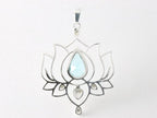 Opengewerkte zilveren lotus hanger met blauwe topaas afbeelding 3
