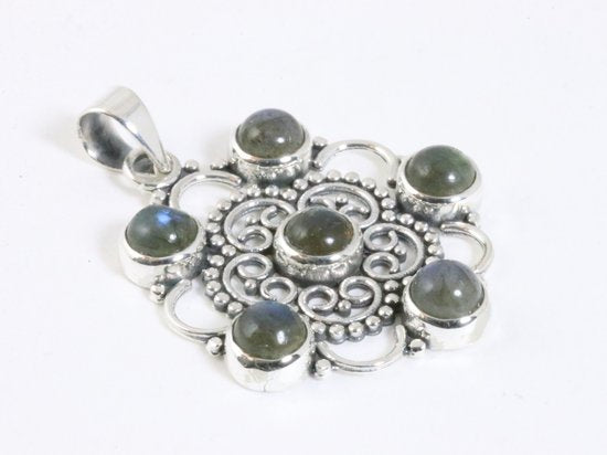 Opengewerkte zilveren hanger met labradoriet afbeelding 2