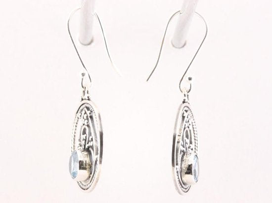 Ronde opengewerkte zilveren oorbellen met blauwe topaas afbeelding 2