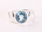 Opengewerkte zilveren ring met blauwe topaas afbeelding 4