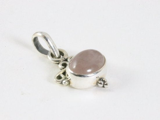 Fijne bewerkte zilveren hanger met rozenkwarts aan ketting afbeelding 2