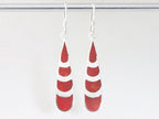 Lange druppelvormige zilveren oorbellen met rode koraal steen afbeelding 3