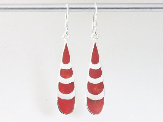 Lange druppelvormige zilveren oorbellen met rode koraal steen afbeelding 3