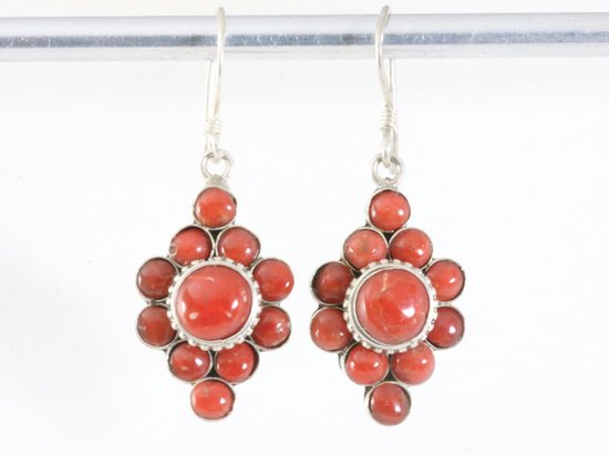 Traditionele bewerkte zilveren oorbellen met rode koraal steen afbeelding 4