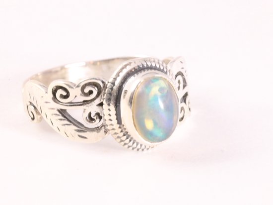 Bewerkte zilveren ring met Ethiopische opaal afbeelding 1
