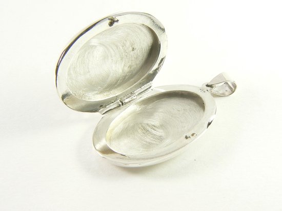 Ovaal zilveren medaillon met fantasiegravering afbeelding 5