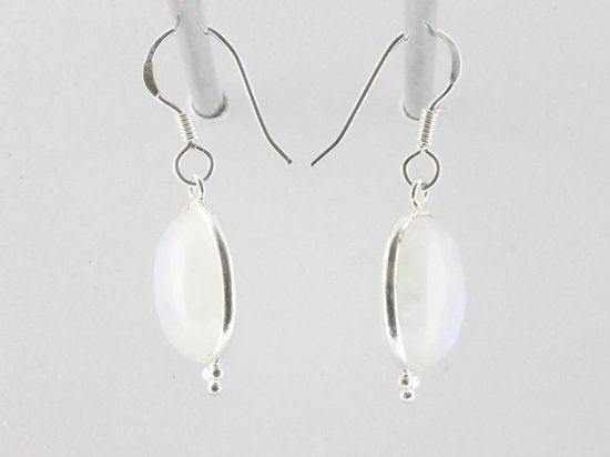 Fijne zilveren oorbellen met regenboog maansteen afbeelding 2