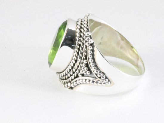 Bewerkte zilveren ring met peridoot afbeelding 2