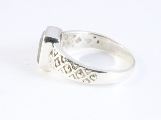 Bewerkte zilveren ring met labradoriet afbeelding 2