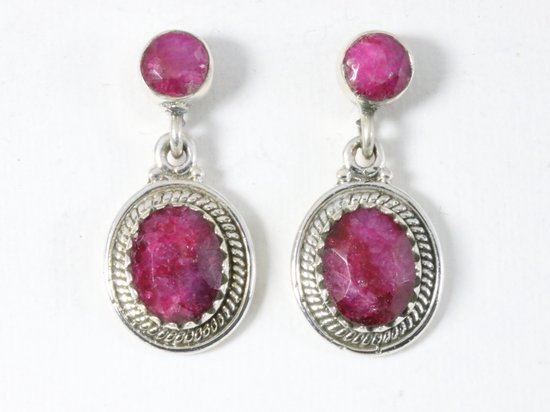 Bewerkte zilveren oorstekers met robijn afbeelding 1