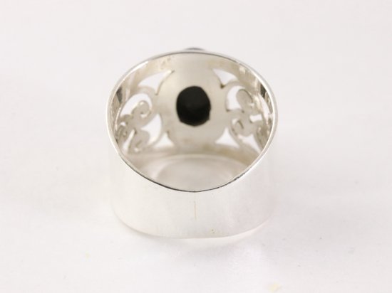 Opengewerkte zilveren ring met onyx afbeelding 3