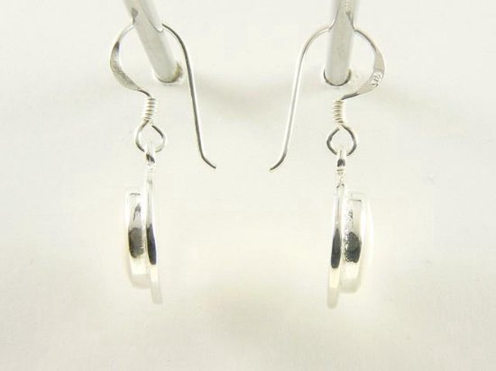 Ronde bewerkte zilveren oorbellen met parelmoer afbeelding 2