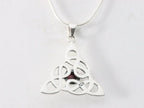 Zilveren triquetra hanger met onyx aan ketting afbeelding 3