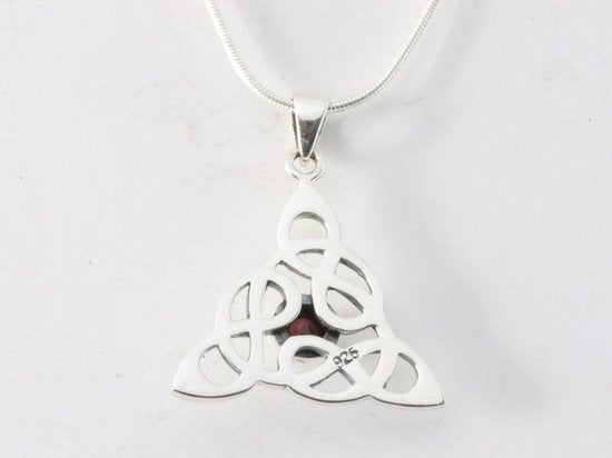 Zilveren triquetra hanger met onyx aan ketting afbeelding 3