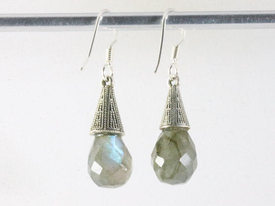 Bewerkte zilveren oorbellen met labradoriet afbeelding 2