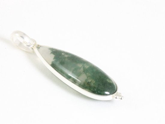 Lange druppelvormige zilveren hanger met mosagaat aan ketting afbeelding 2