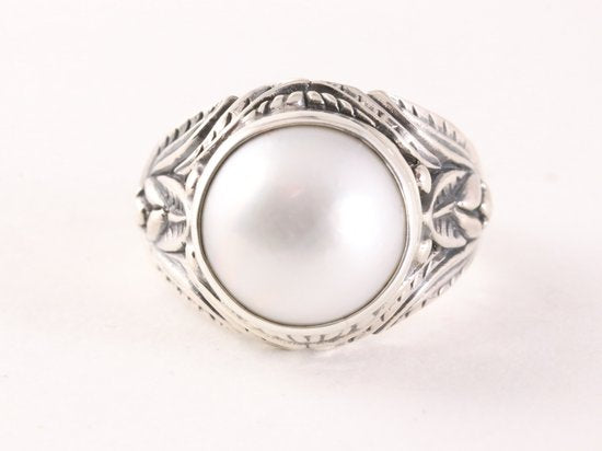 Zware bewerkte zilveren ring met witte mabe parel afbeelding 4