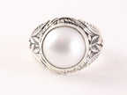 Zware bewerkte zilveren ring met witte mabe parel afbeelding 4