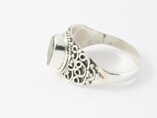 Bewerkte zilveren ring met peridoot afbeelding 2