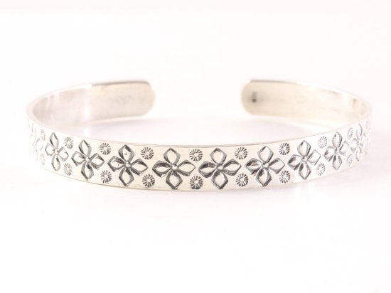 Zilveren klemarmband met bloemengravering afbeelding 1