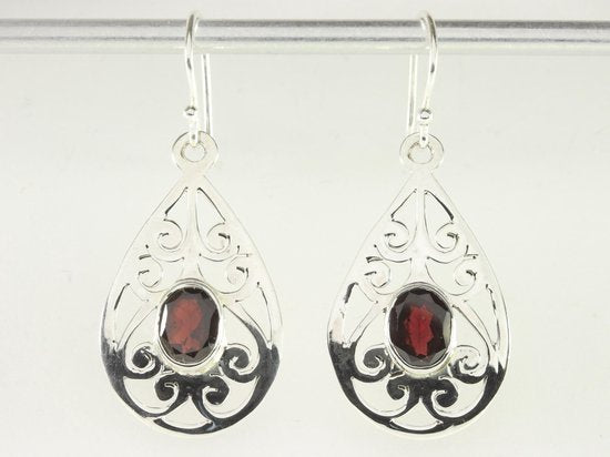 Opengewerkte zilveren oorbellen met granaat afbeelding 1