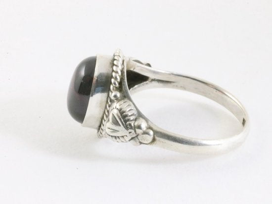 Bewerkte zilveren ring met granaat afbeelding 2