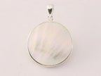 Ronde zilveren hanger met levensboom op parelmoer afbeelding 3