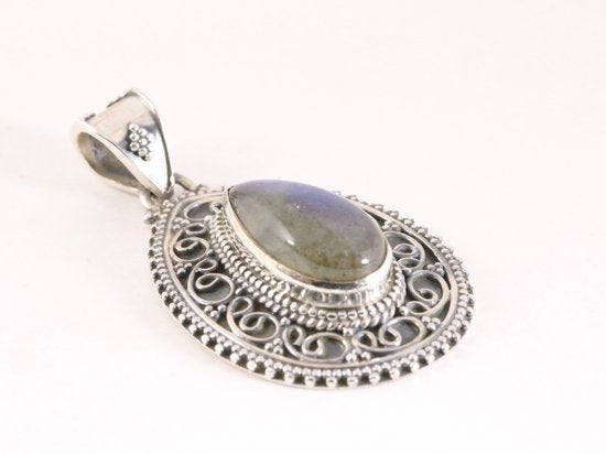 Bewerkte zilveren hanger met labradoriet afbeelding 2