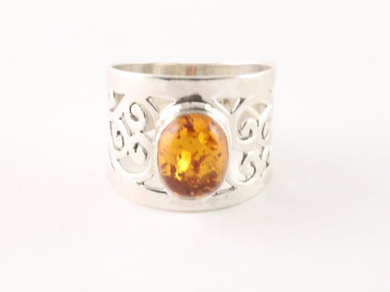Opengewerkte zilveren ring met amber afbeelding 4