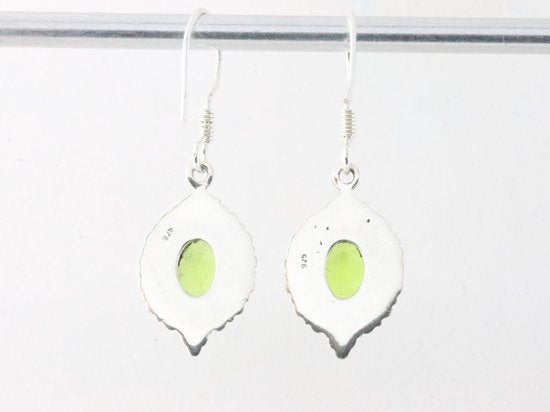 Fijne bewerkte zilveren oorbellen met peridoot afbeelding 3