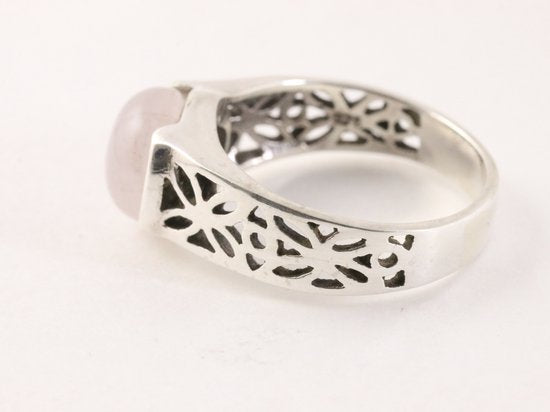 Opengewerkte zilveren ring met rozenkwarts afbeelding 2