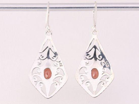 Opengewerkte zilveren oorbellen met granaat afbeelding 3