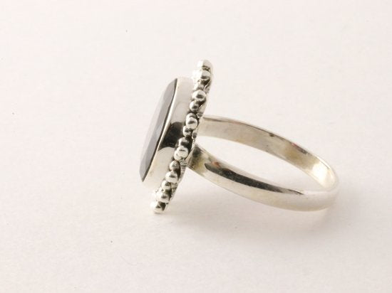 Ronde bewerkte zilveren ring met granaat afbeelding 2