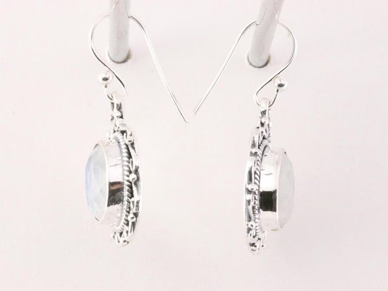 Bewerkte zilveren oorbellen met regenboog maansteen afbeelding 2