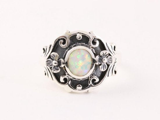 Bewerkte zilveren ring met welo opaal afbeelding 4