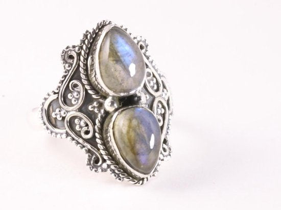 Bewerkte zilveren ring met labradoriet afbeelding 1