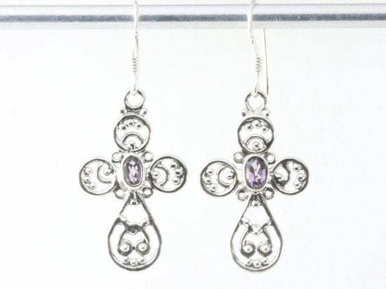 Opengewerkte kruisvormige zilveren oorbellen met amethist afbeelding 3