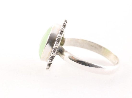 Ronde bewerkte zilveren ring met prehniet afbeelding 2