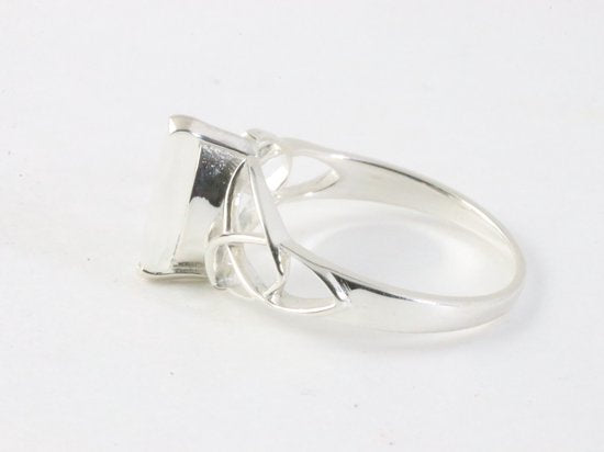 Opengewerkte hoogglans zilveren ring met regenboog maansteen afbeelding 2