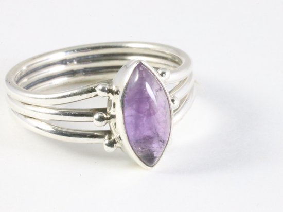 Opengewerkte zilveren ring met amethist afbeelding 1