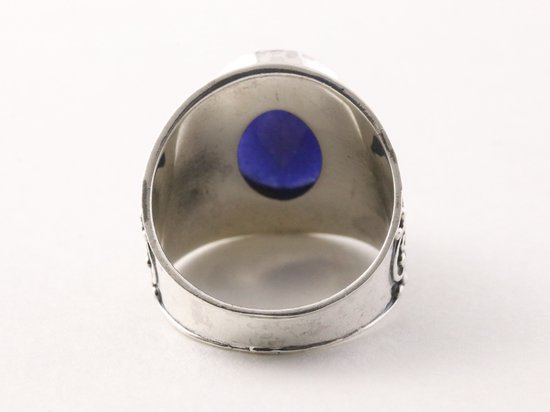 Bewerkte zilveren ring met blauwe saffier afbeelding 3